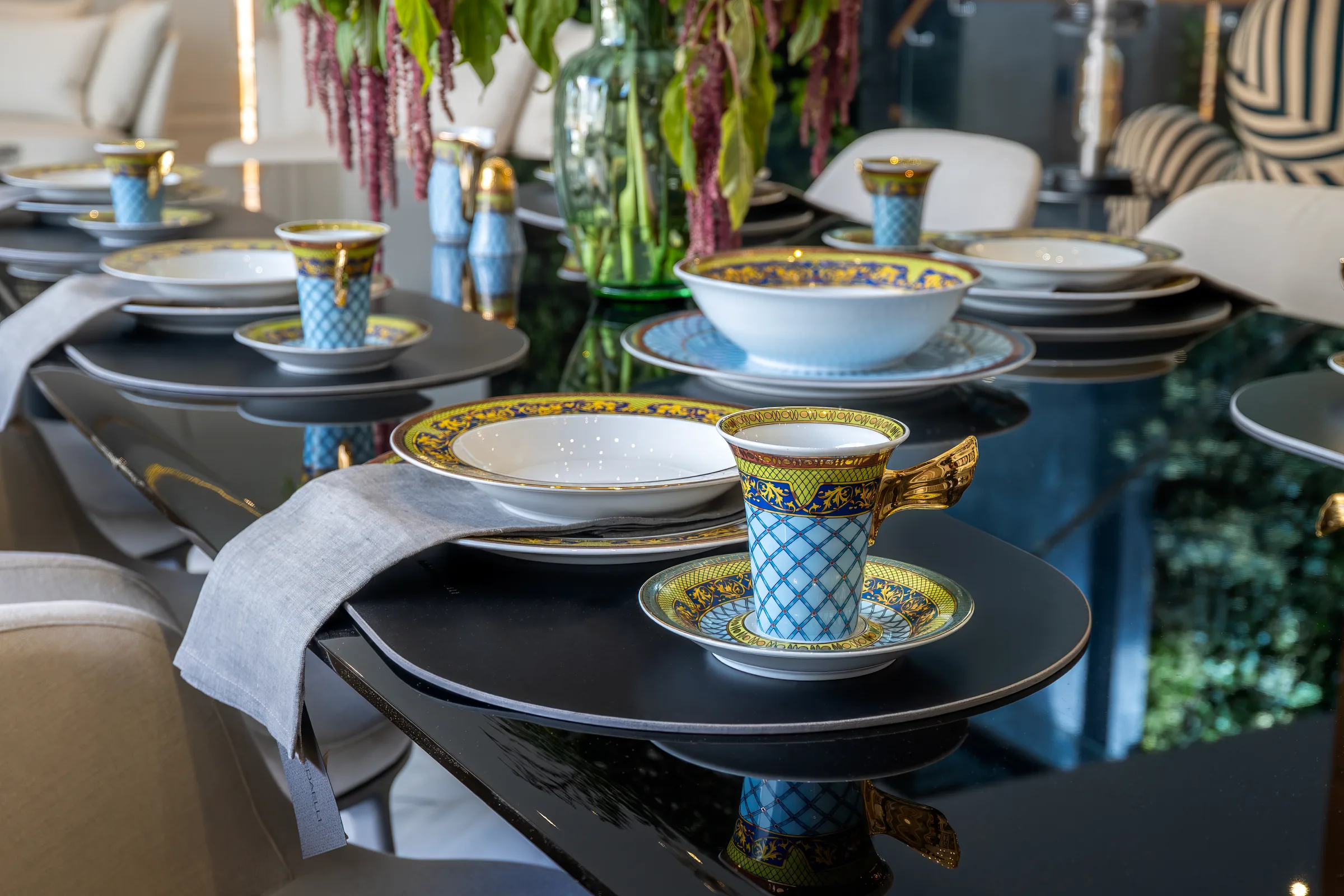 Detalle de mesa de comedor con vajilla de diseño