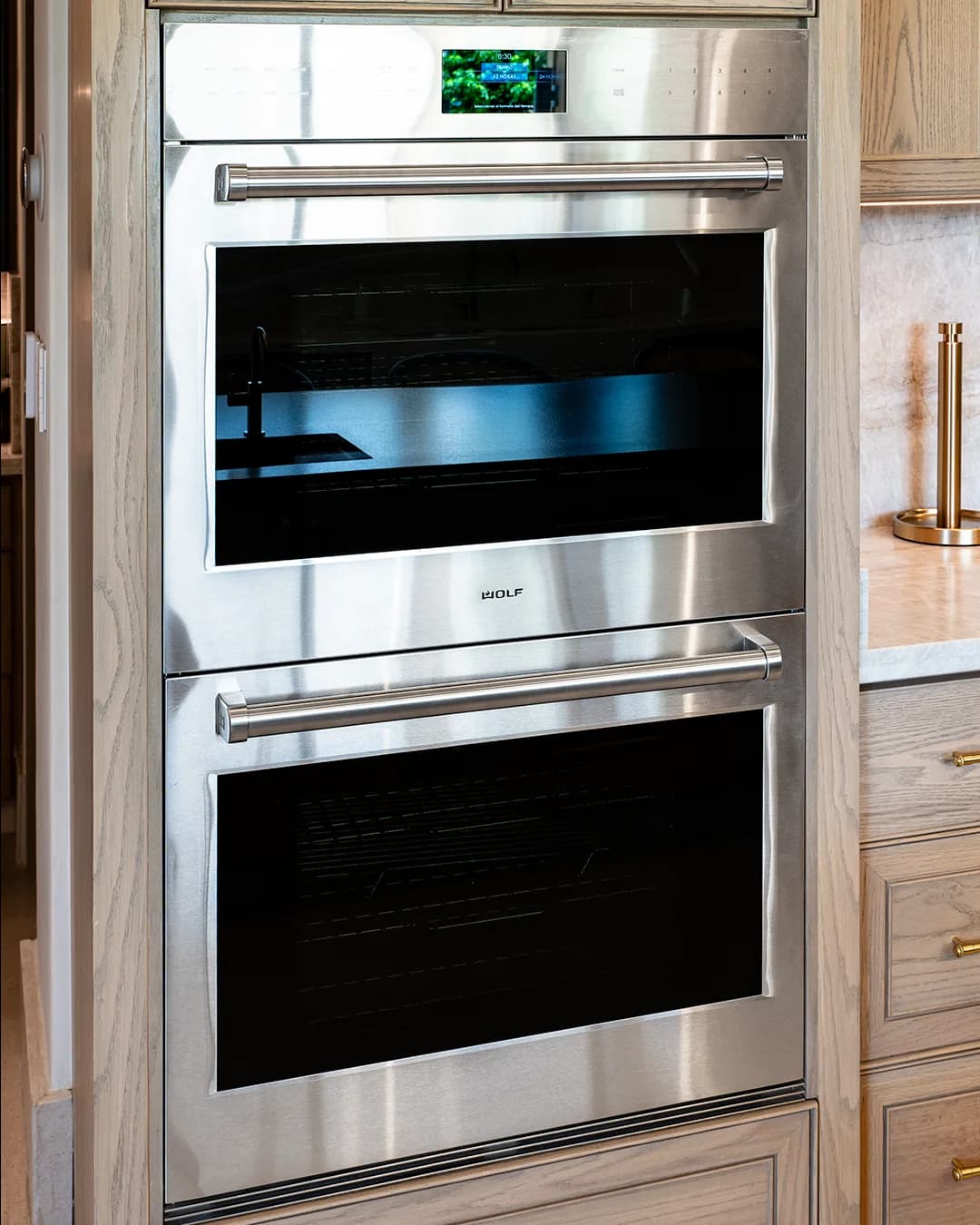 Doble horno Wolf en acero inoxidable empotrado en cocina de roble